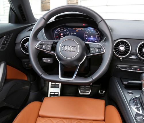 奥迪tt方向盘黑色炫酷,质感非常好,让动感的气息在手中跳动.