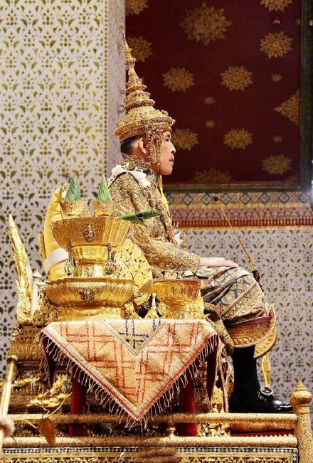 67岁泰国国王加冕,戴重达15斤的王冠满头大汗,娇妻也跪地行大礼