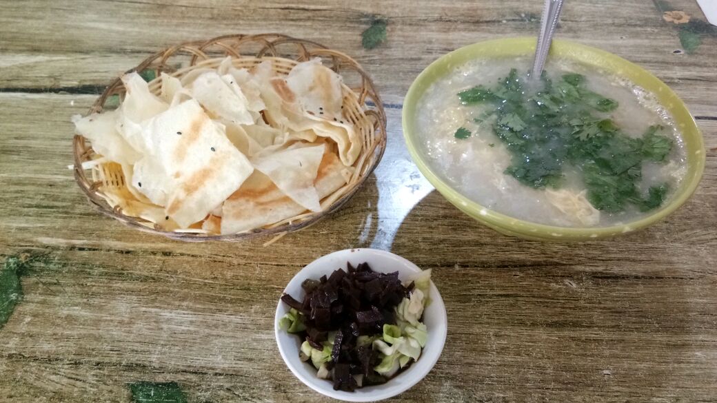 河南商丘中饭油饼和母鸡汤,一共才6元钱,真是又便宜又实惠