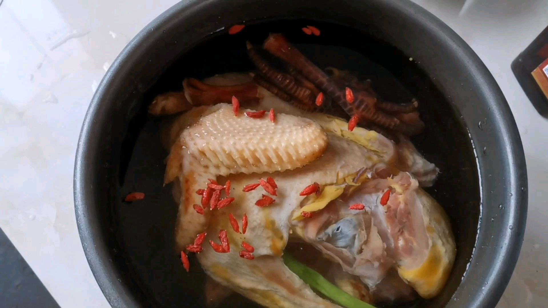 老母鸡炖汤喝最鲜美,儿子可喜欢喝了