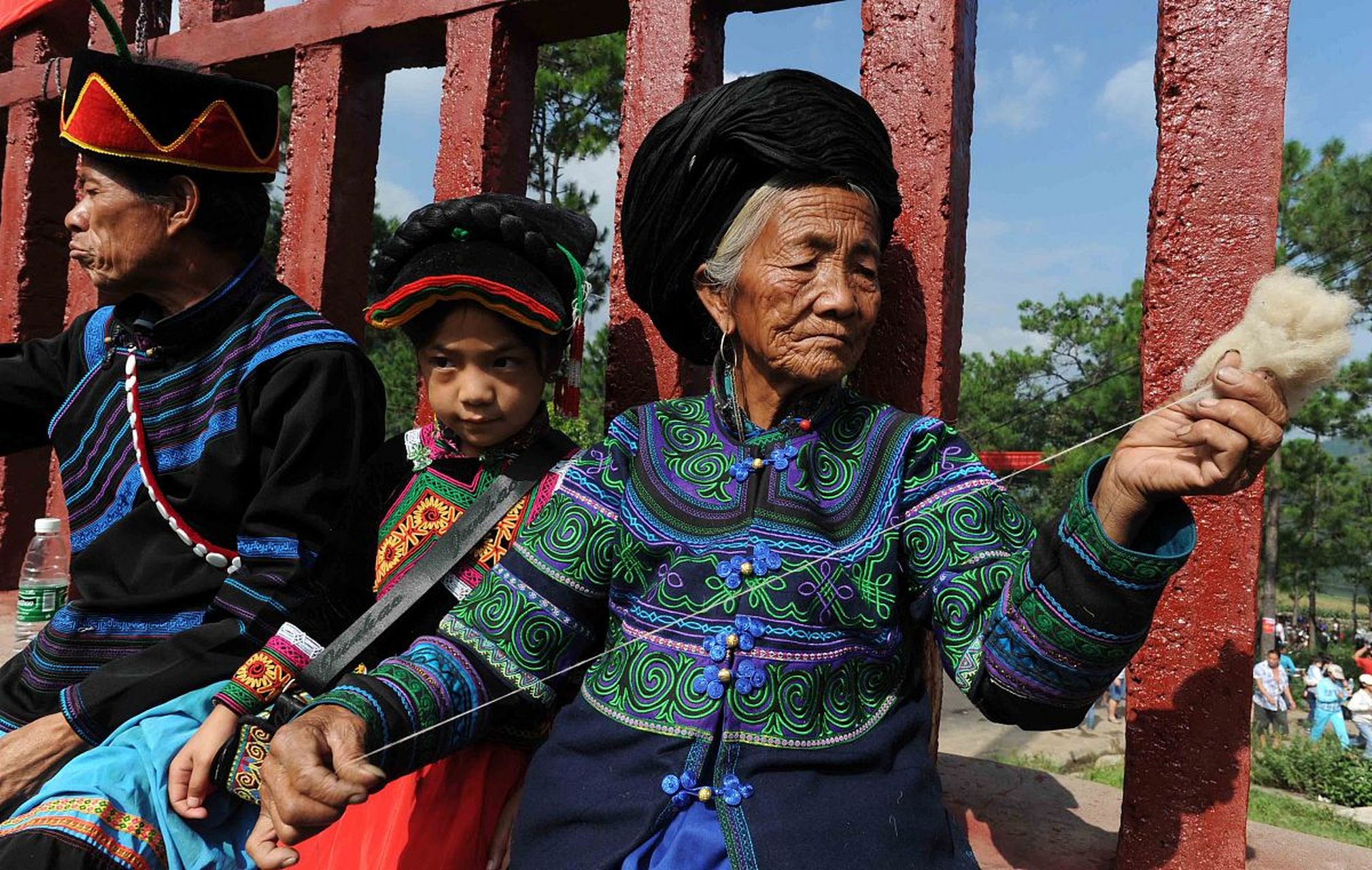 云南少数民族中彝族人口最多,其次是哈尼族,独龙族人口最少.