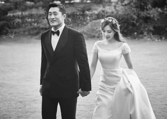 韩国格斗选手金东炫十年恋爱修成正果 妻子美貌不输雪莉撞脸唐嫣