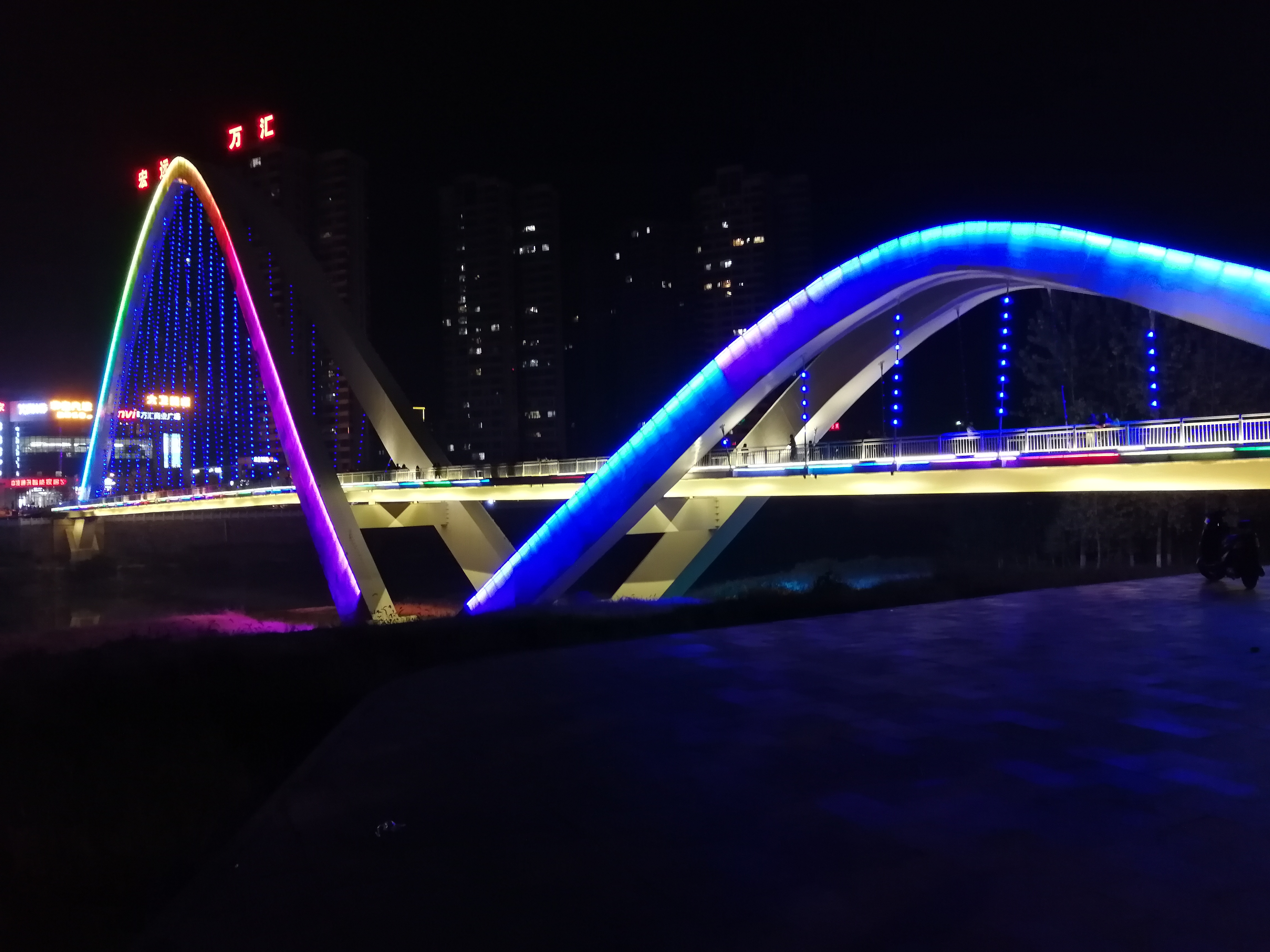 天岳广场连接万汇中心的人行天桥