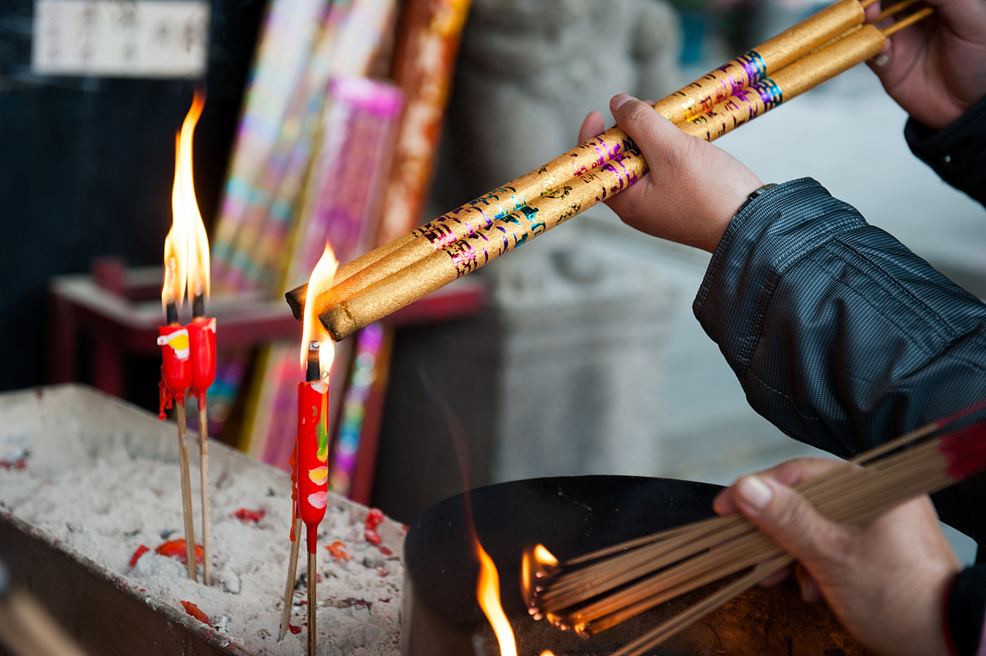 哎呀呀,现在的年轻人啊,上班和上进之间,居然还要加个"上香",是要