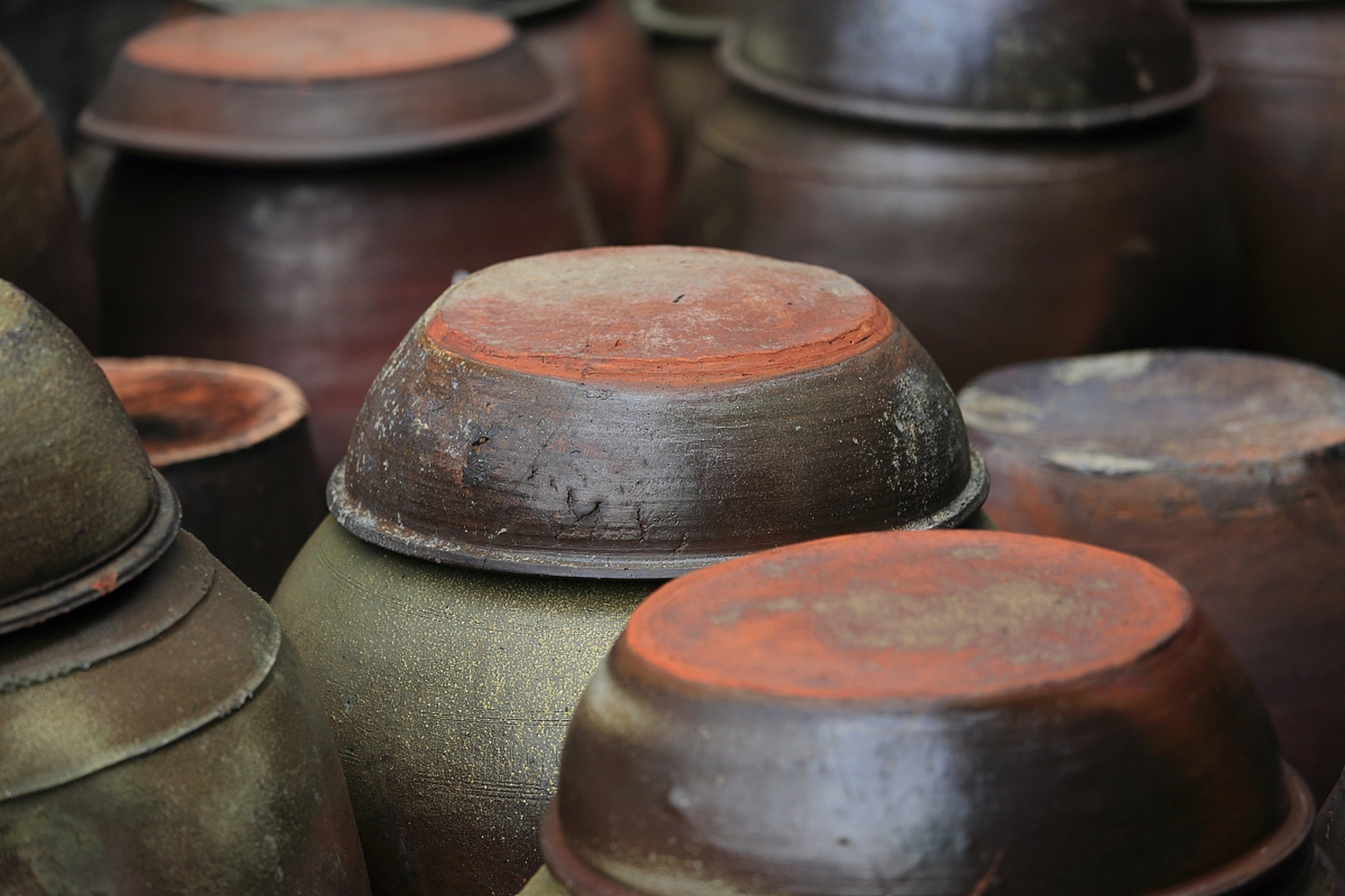清朝时期酒坛子呈现多样化,有陶坛,瓷坛,竹筒和木桶等