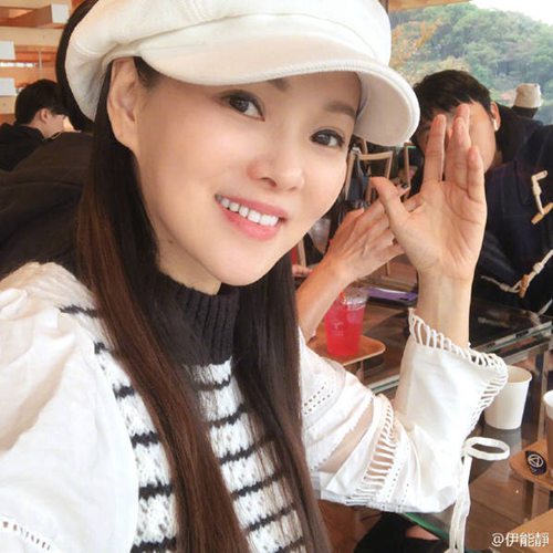 49岁伊能静晒近照宛如少女 手捧咖啡享受生活