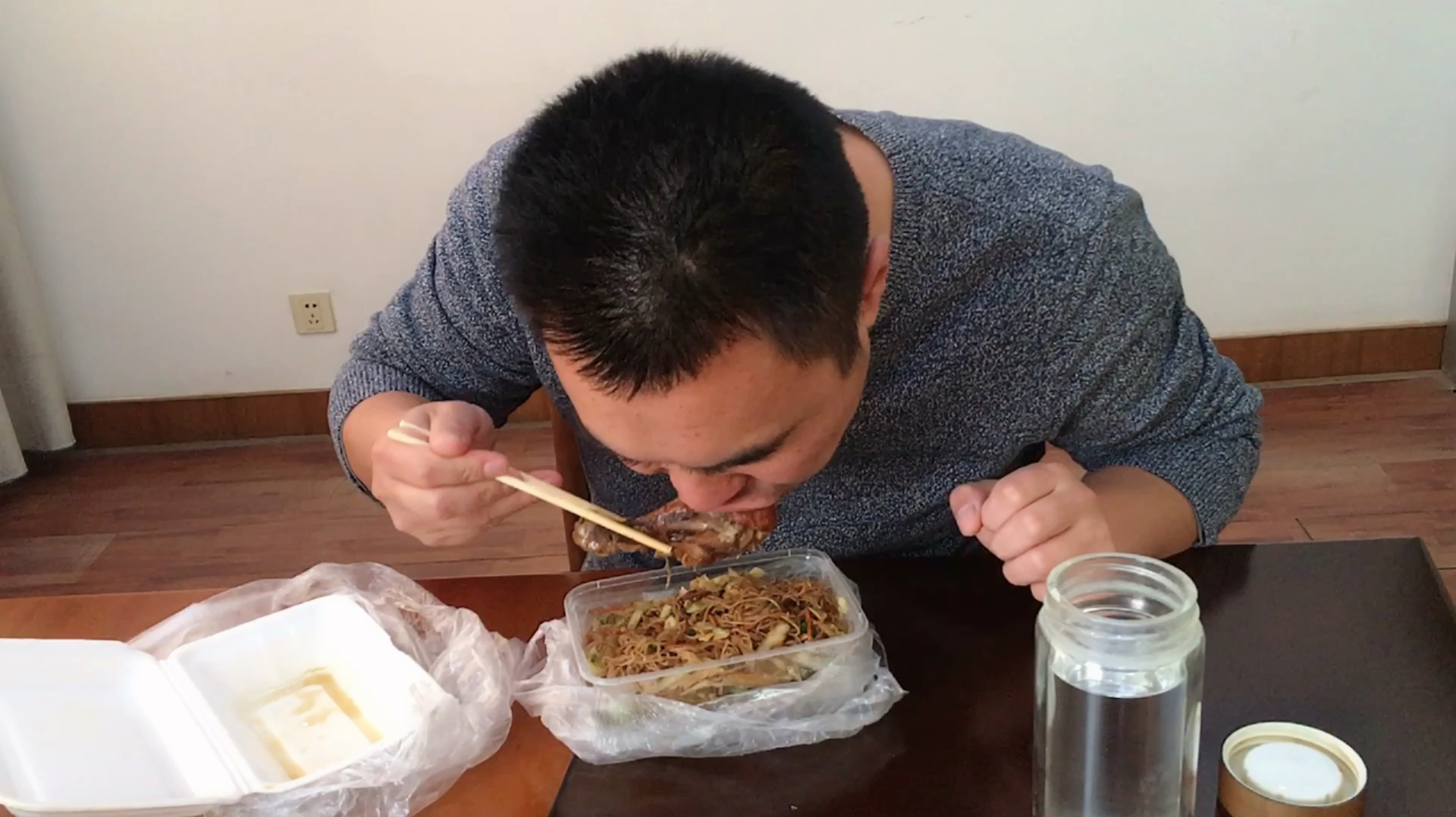 沙县小吃的炒河粉加个卤鸡腿,味道不错,就是吃不饱