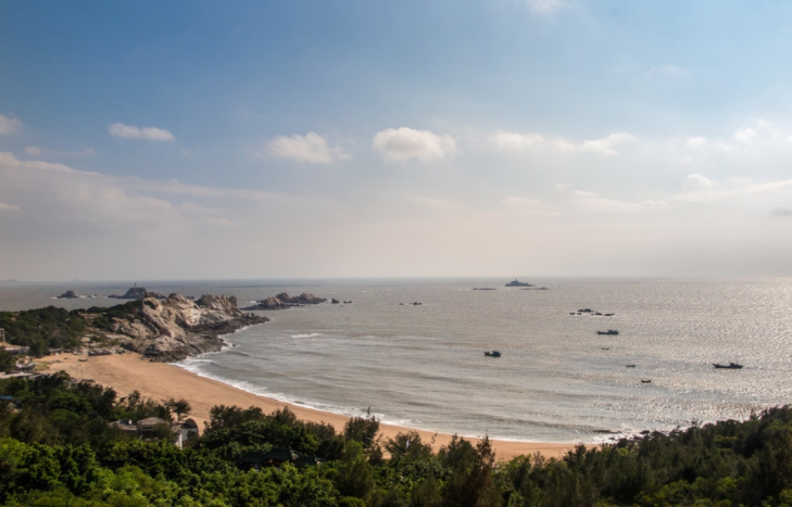 湄洲湾东南临台湾海峡,与宝岛台湾遥遥相望.