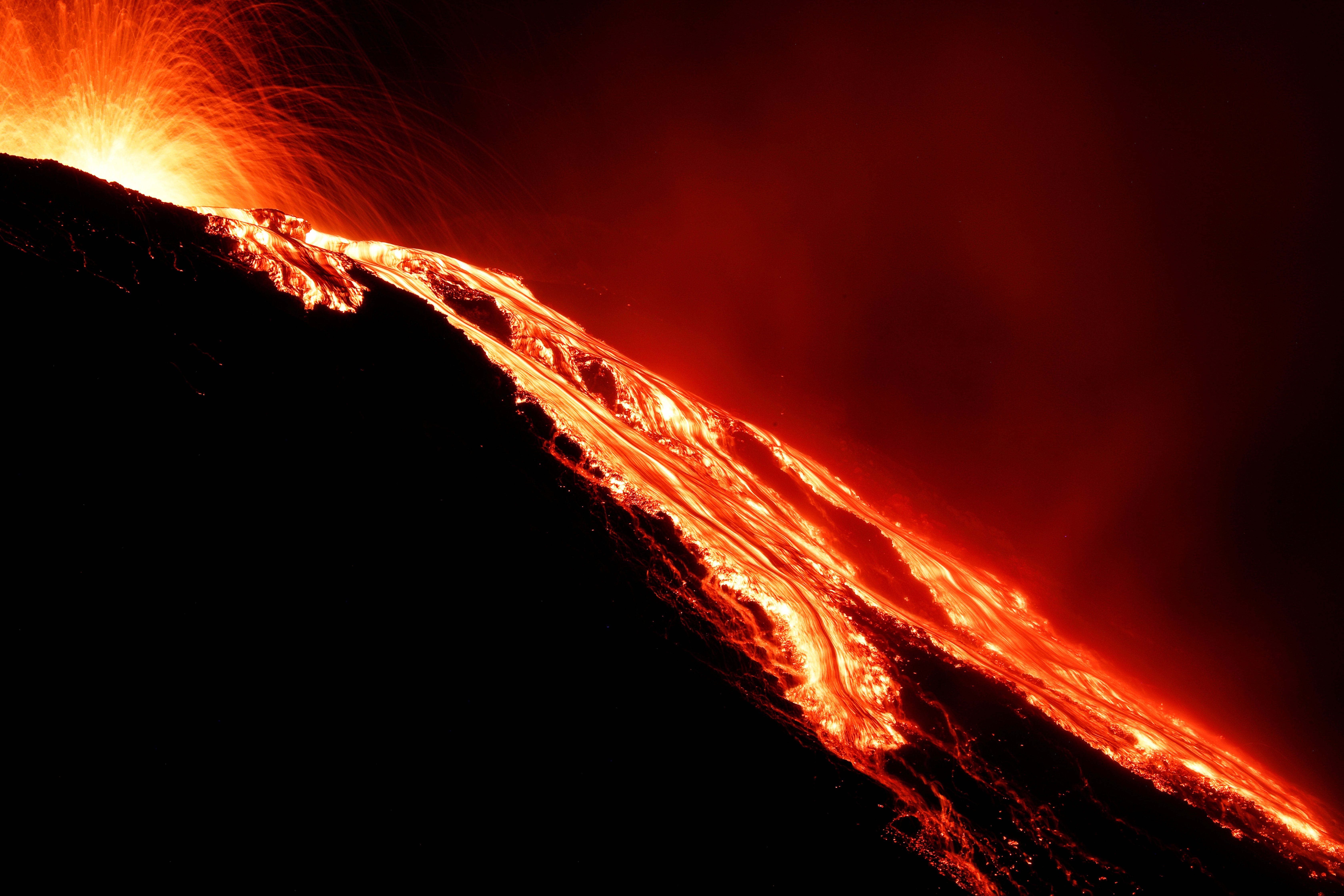意大利斯特龙博利火山持续喷发