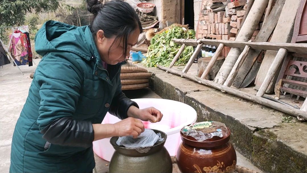 历时十多天的榨菜终于做好了,三百斤萝卜就做了两坛,都说不划算