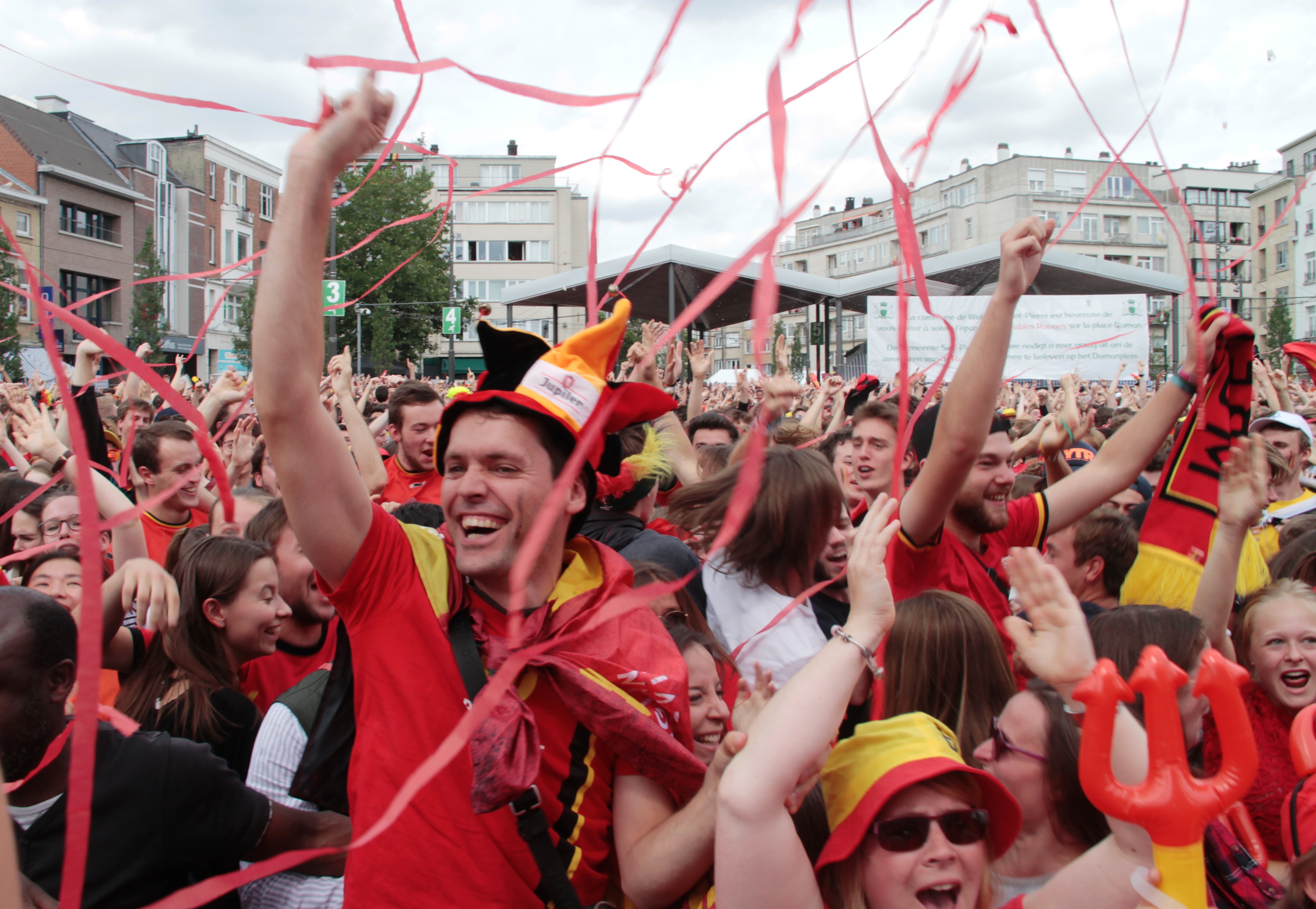 比利时球迷欢庆球队两连胜(3)