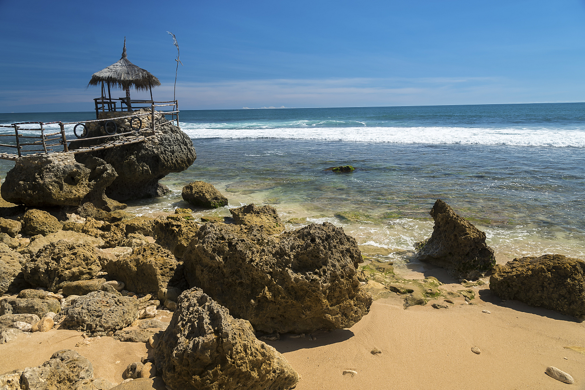 垦丁白沙湾海滩 白沙湾海滩以其细软的白沙滩和清澈的海水而著名,是