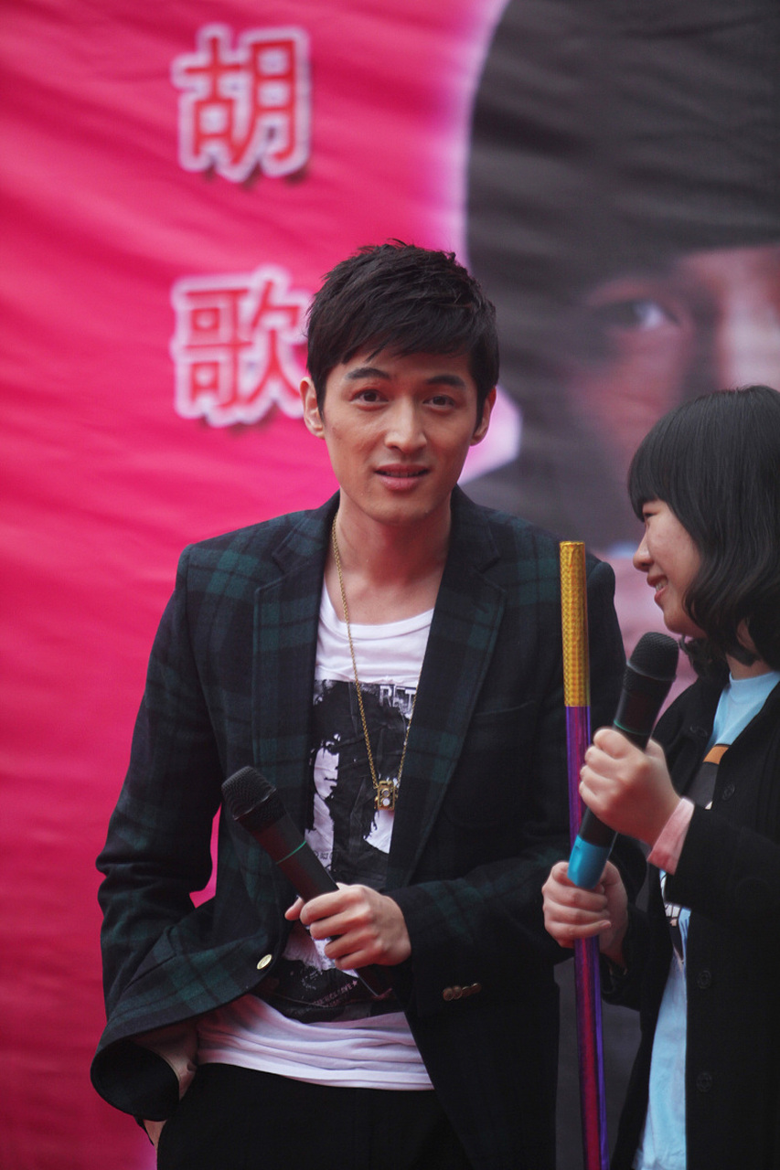 胡歌俊男如画,妻子却是貌不出众者.