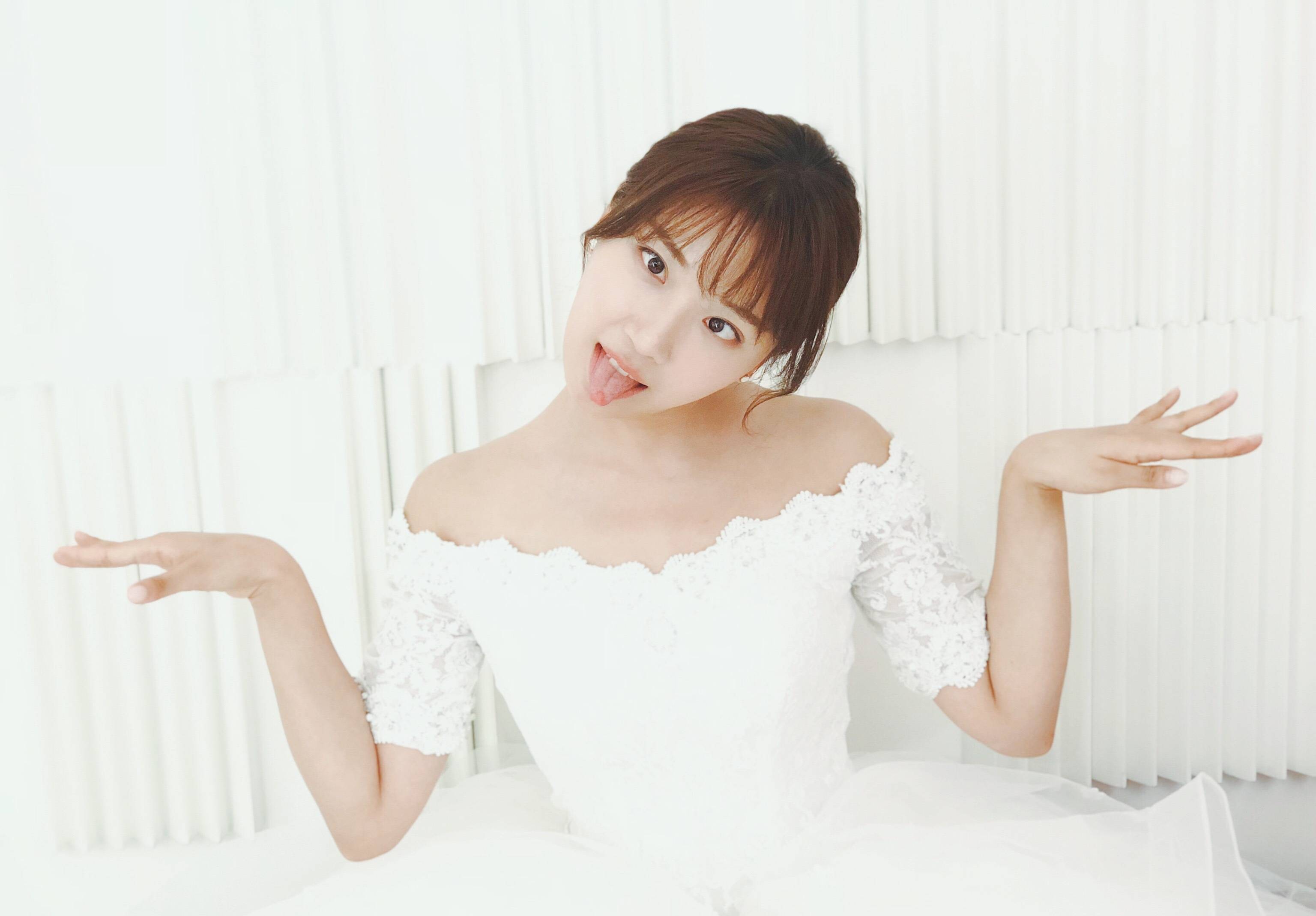 管纫姿身穿白色婚纱,搞怪拍摄,还是皮一点好,很可爱哦