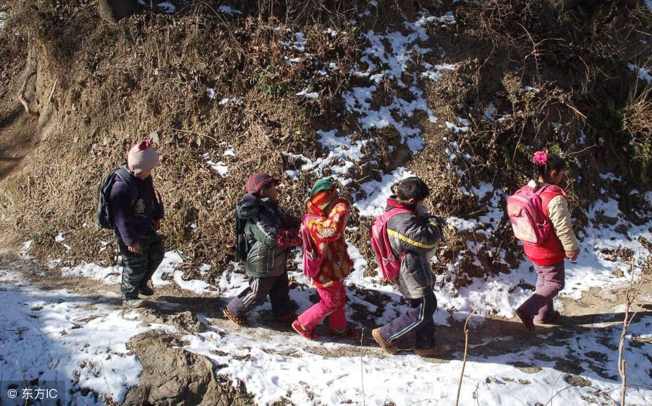 盘点那些年艰辛求学路:翻山越岭踏雪淌水,只为上学