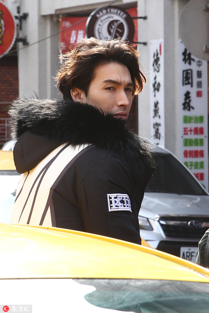 锦荣和日巴混血嫩模甜蜜逛街,女方身高174公分完虐前女友蔡依林