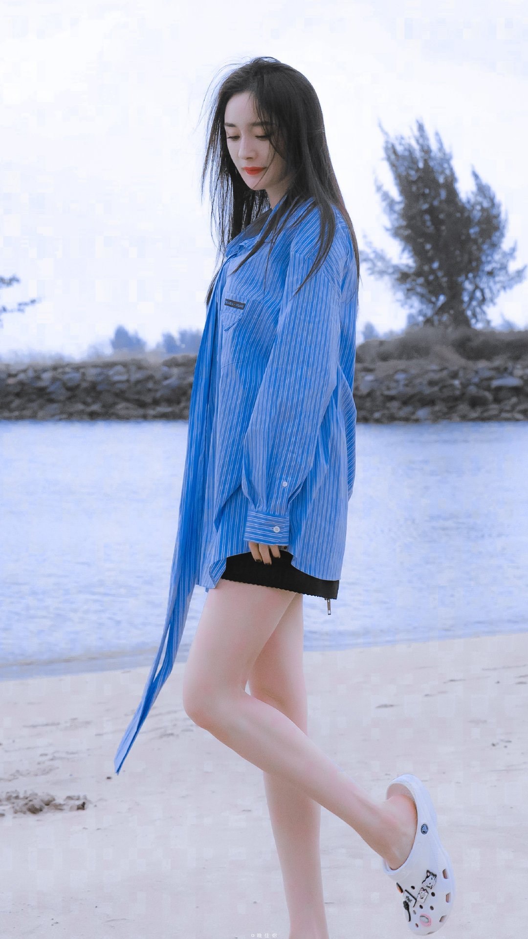 杨幂蓝色衬衫搭配洞洞鞋