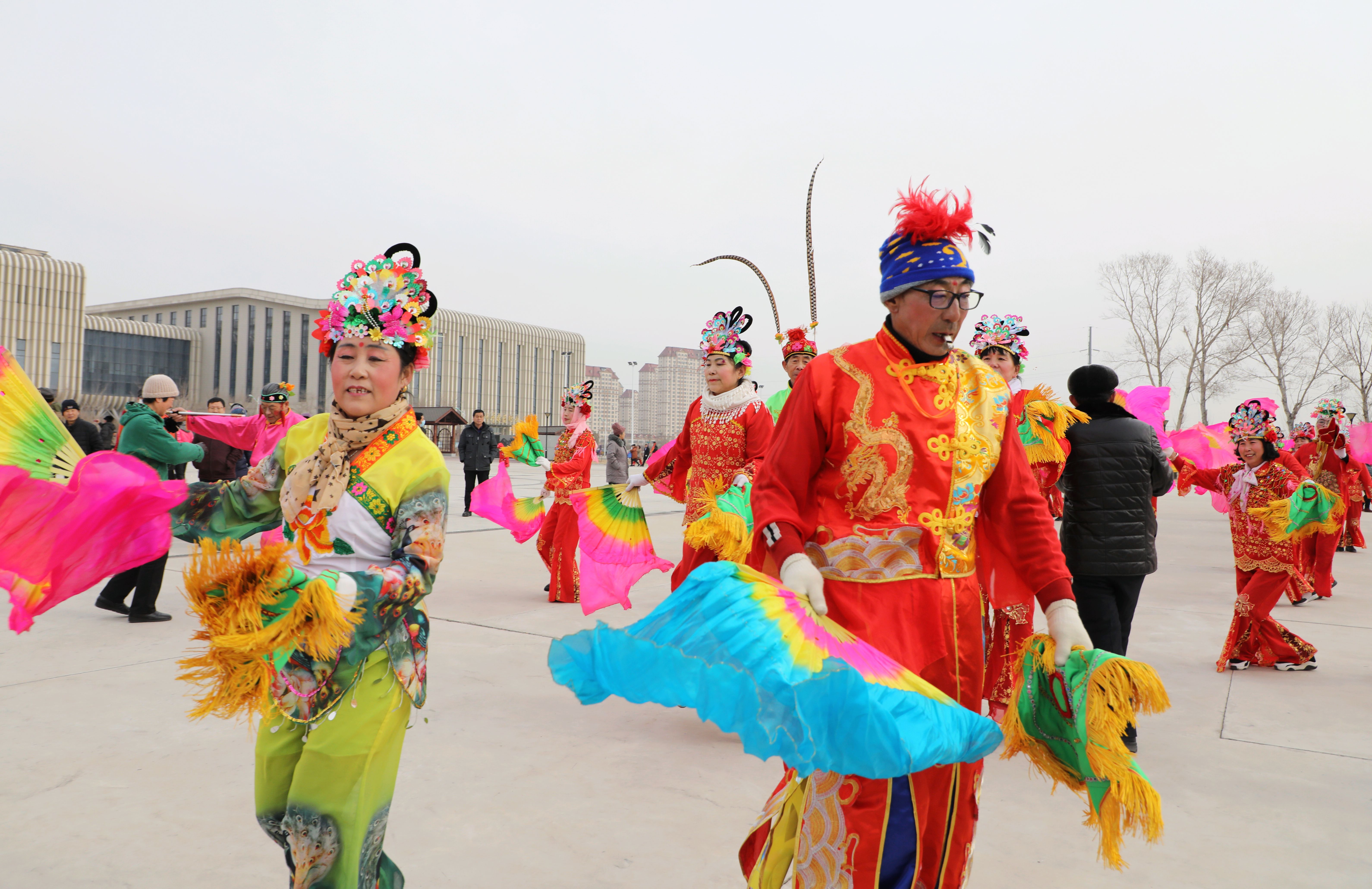 踩高跷跑旱船,闹元宵庆佳节.