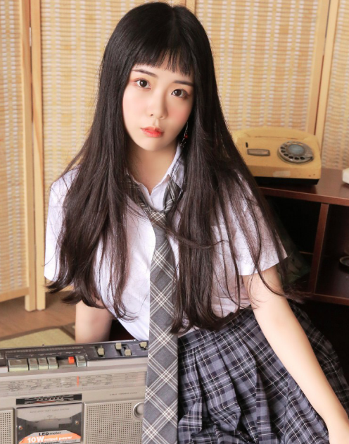 谁说校服一定清纯?这位小姐姐长发大眼睛,短裙展现不同风格
