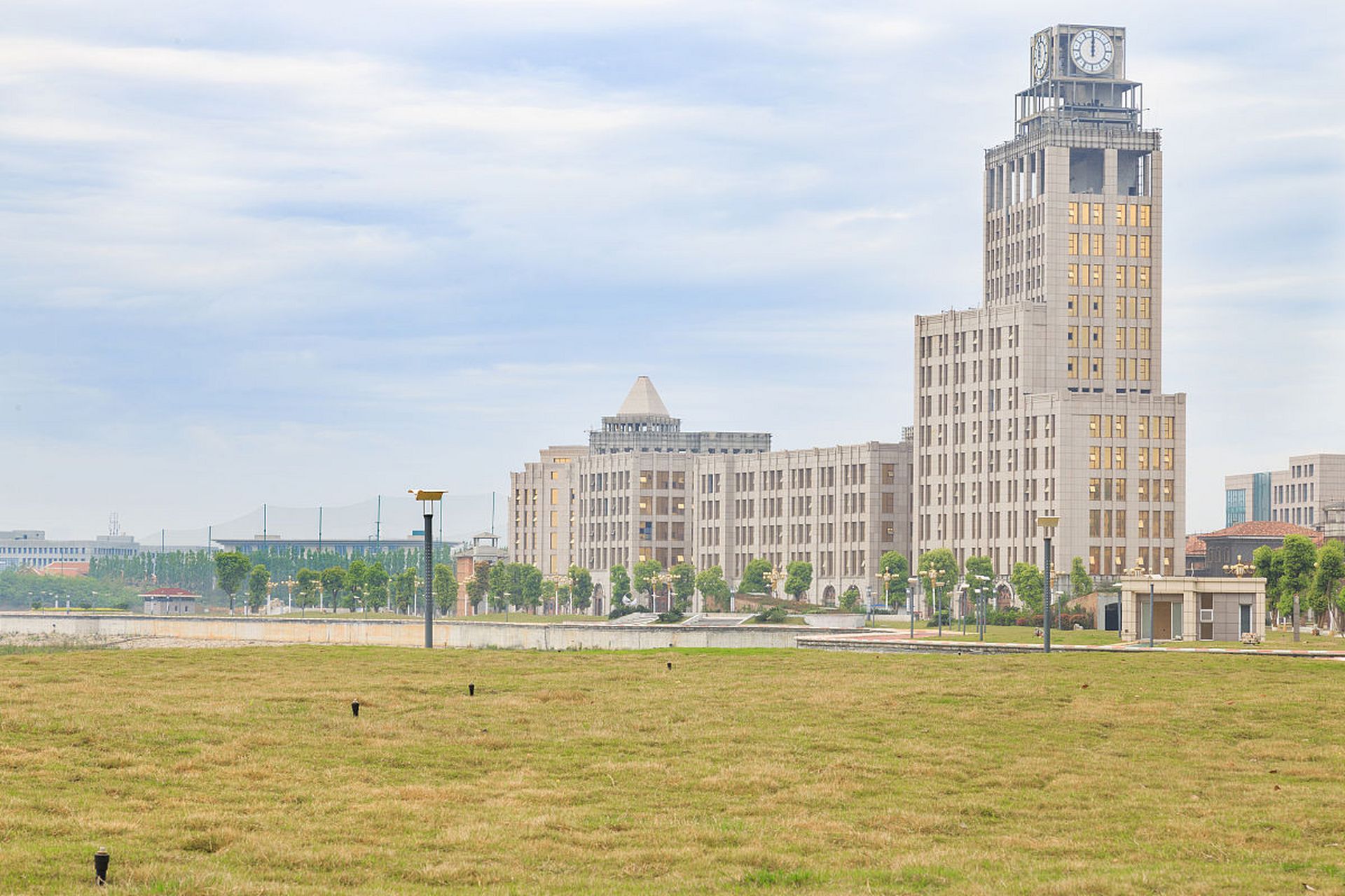 大连理工大学是中国著名的985工程和211工程重点建设高校,历史底蕴