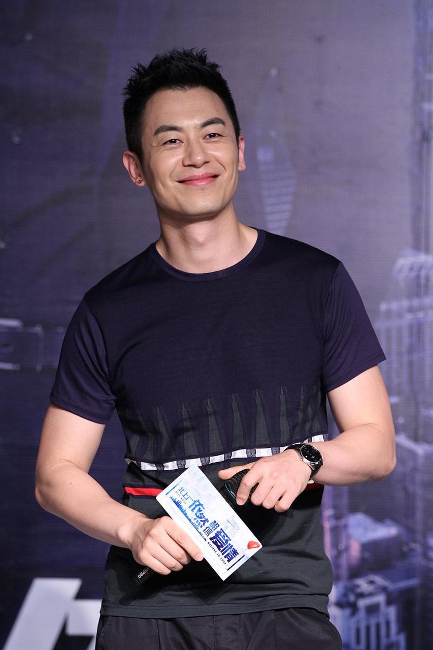 当年朱亚文洁癖严重,他的床连罗晋都不敢坐,但刘亦菲视若无睹,她不仅