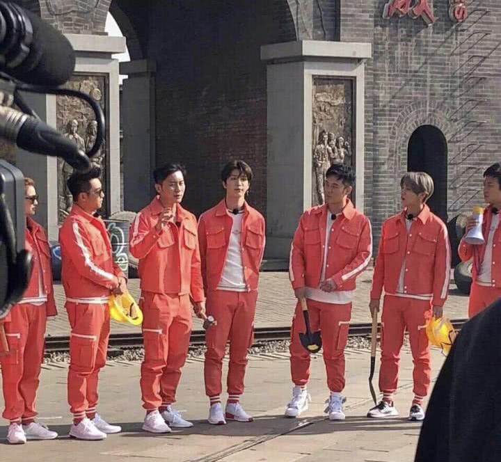 颜值高但身高是硬伤,鹿晗和范丞丞同框后身高决定了气场