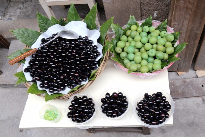 在其他地方卖乌梅似乎有些不靠谱,不过很多游客一听到在乌镇卖乌梅,都