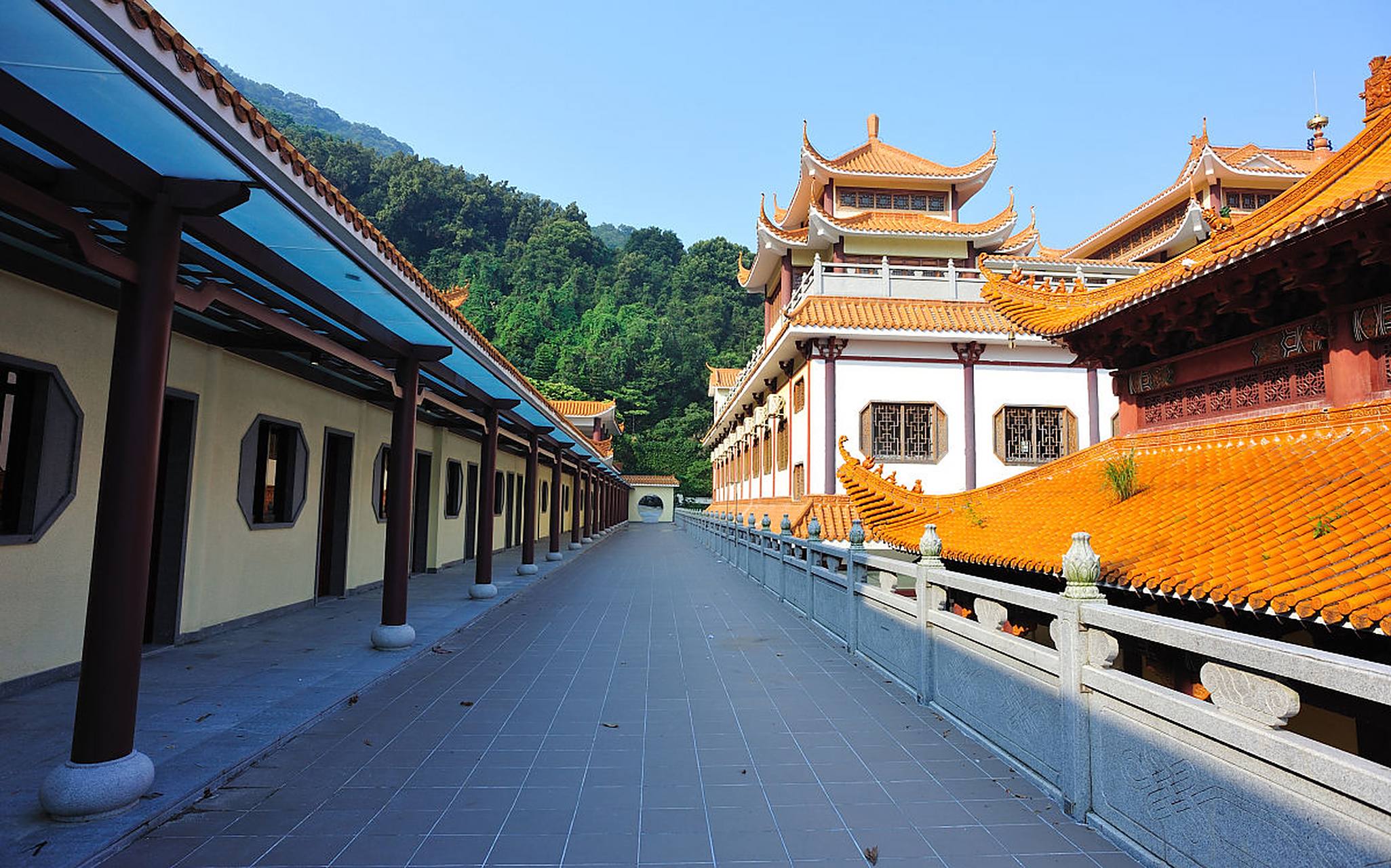 地藏寺位于瓜沥镇航坞山,建于宋代,有着悠久的历史.