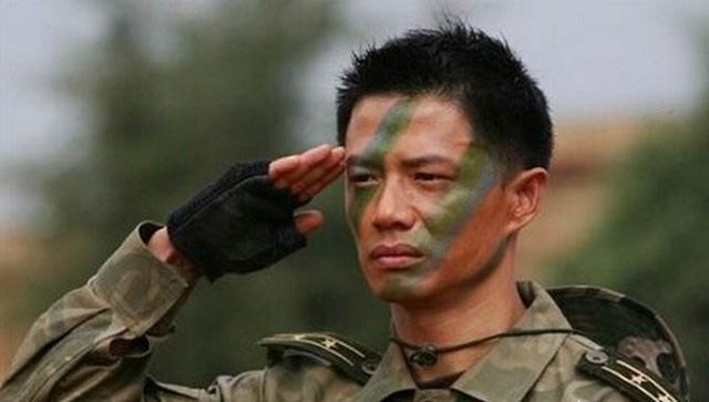 《士兵突击》中,袁朗为啥要露出伤疤说:m16,近距离穿透