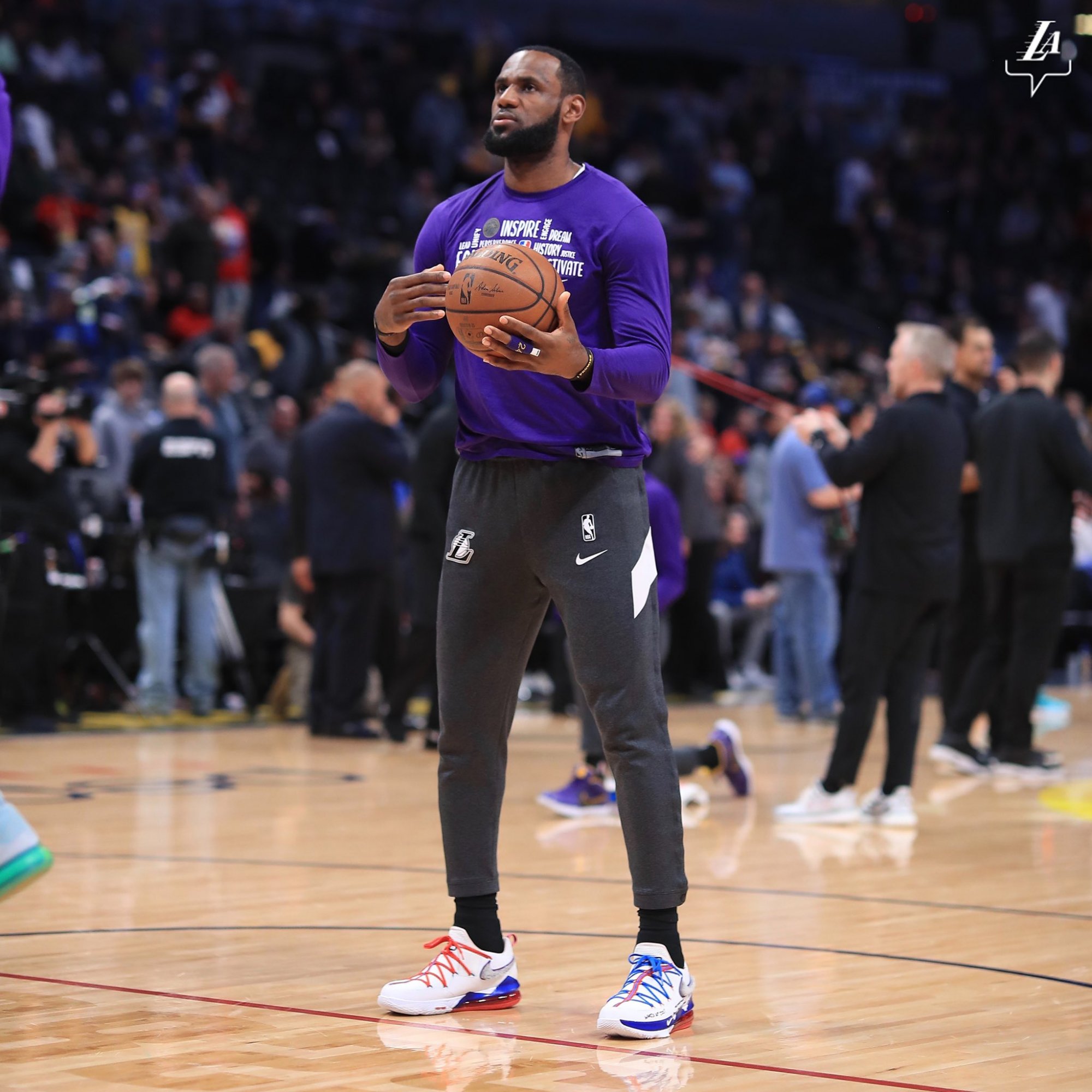 「今日图集」詹姆斯上脚新配色球鞋 篮网主场擒猛龙 骑士大胜老鹰