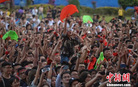 成都仙人掌音乐节震撼开唱 摇滚开启"蓉城之秋"音乐季