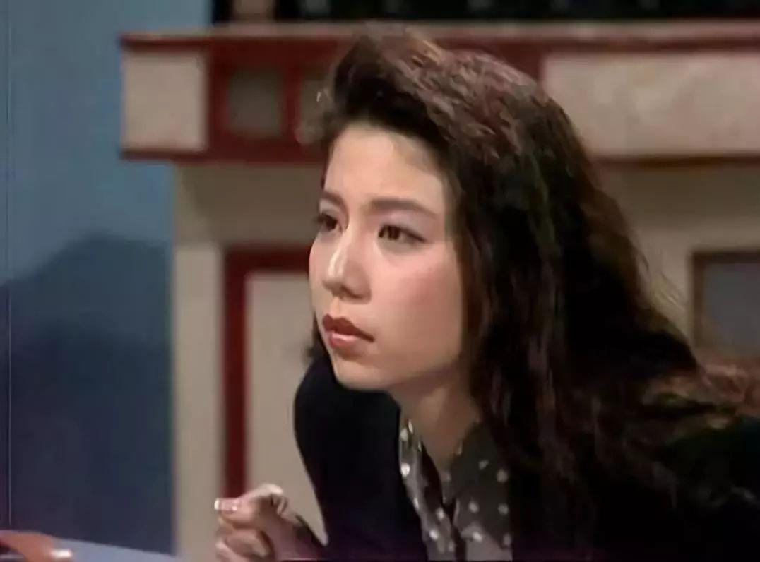 曾是黄家驹的未婚妻,求婚戒指戴了30年,今56岁为爱厮守一直未嫁