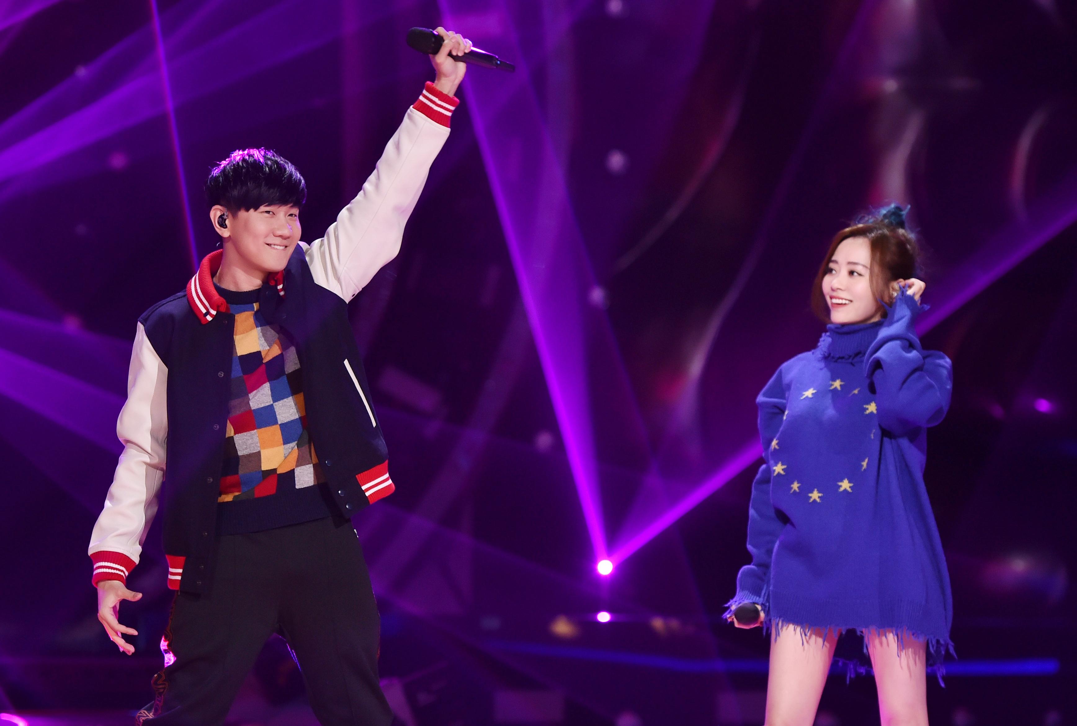 好心情!张靓颖跳钢琴唱歌,联手林俊杰大闹现场