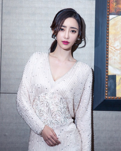 刘凡菲拥有高挑的身材,完美的黄金比例;她俏皮可爱,活泼机智,除了演技