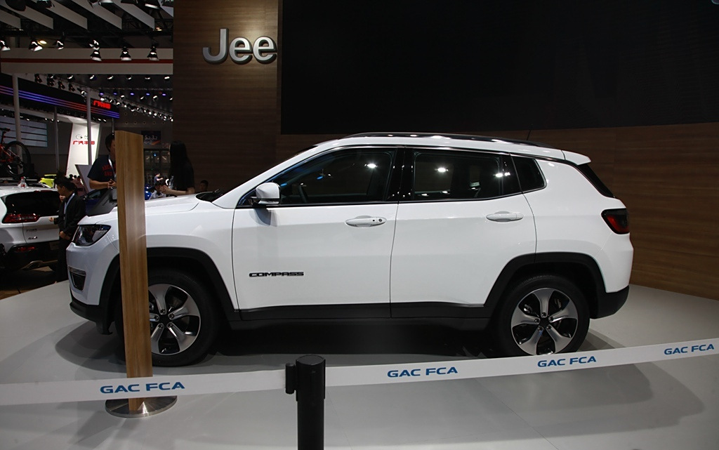 这款车的侧面外观年轻,有活力,造型优美