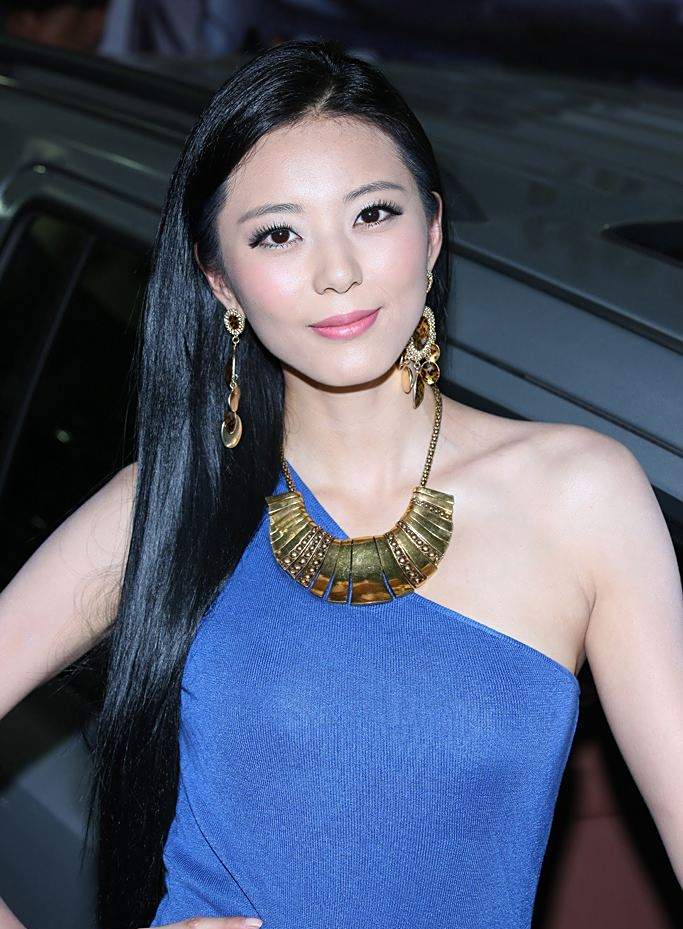 艾尚真有种超凡脱俗的美,身材胜过杨颖,她的男友被曝光