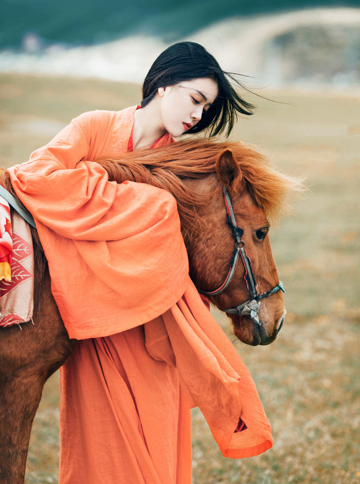 《神医毒妃》vs《神医嫡女》,白鹤染vs凤羽珩,你最爱哪个女主?