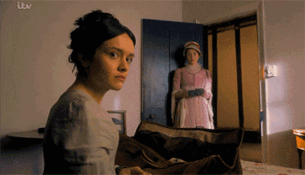 英剧《名利场》口碑两极,源自如何看待原著的现代化解读