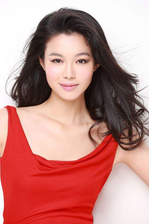 于娜与柳云龙合作是在谍战剧《暗算》第三篇《捕风》里,剧中于娜饰演