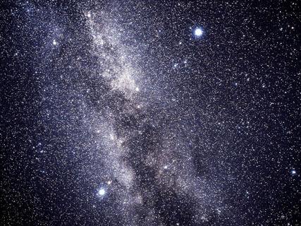 命名星辰:距今约二万六千年时,燧人氏以太乙织女星为北极星;(北极星