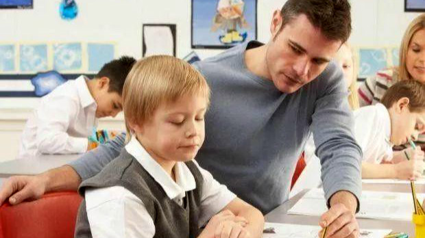 留学生许可欣后续,大学同学挺她"三观正,她只是个女孩"?