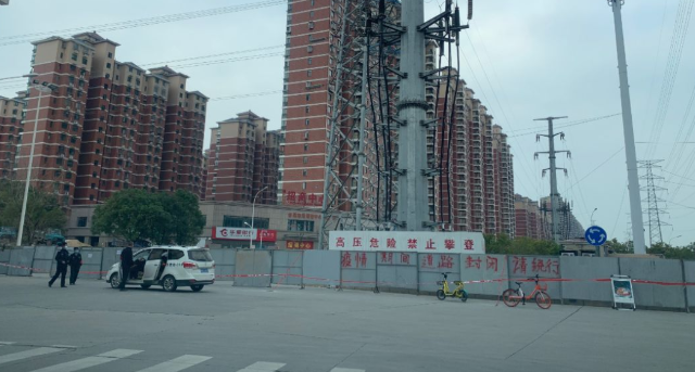 暗访武汉小区封控:个别值守人员玩手机,居民随意进出