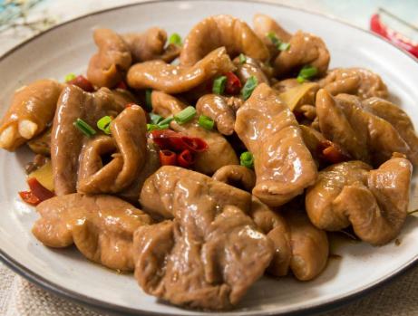 清洗肥肠时,加碱加醋都不对,教你1个妙招,大肠好吃不腥臭