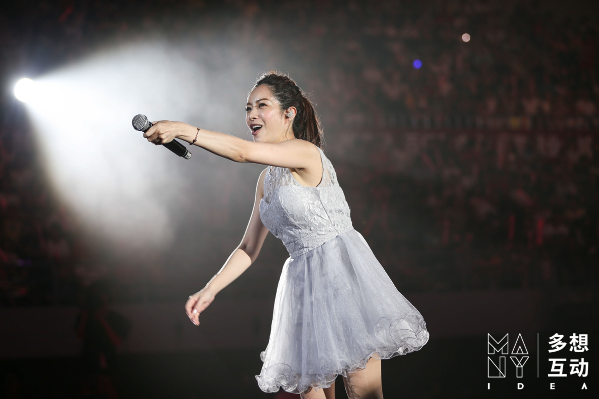 昔日乐坛一代小天后,曾因家暴患上抑郁症,今40岁终开个人演唱会