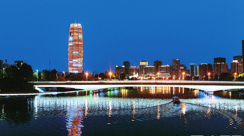 水光潋滟五色交替!河南郑东新区"大玉米"换彩妆惊艳了夜色