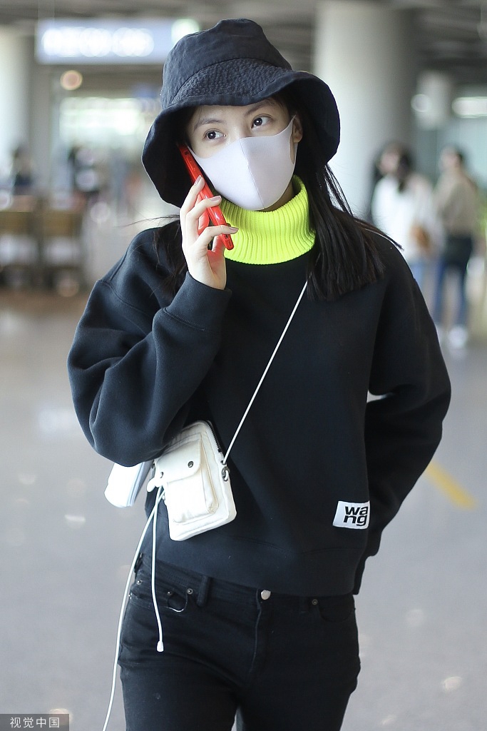 组图:金晨戴口罩帽子包裹严实 见镜头灿笑任拍