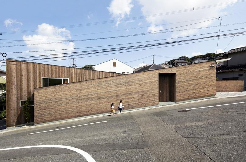 "我家房子门外边的路是斜坡的有影响吗?"回答是肯定的