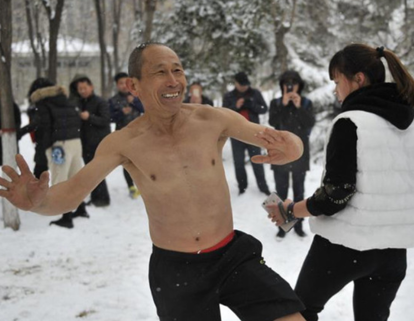 山西"火爷"光膀赤脚在雪地里尬舞,小伙子都做不到!