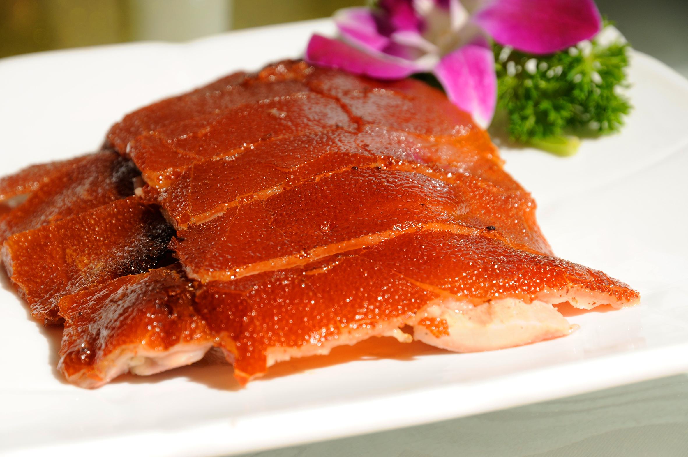 烤乳猪又叫砣砣肉,是云南省务基彝家的特色菜,营养又美味