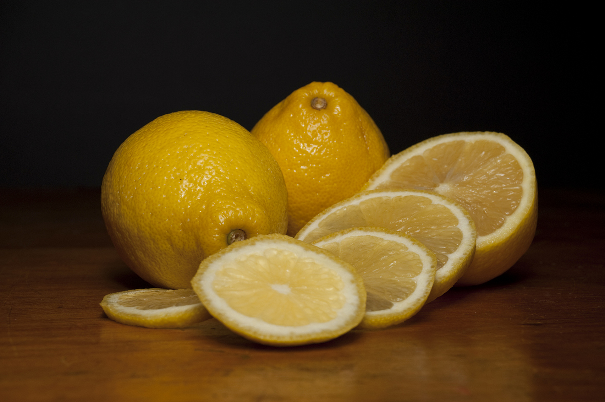 柠檬是一种酸性水果,具有一些天然的抗菌和抗炎特性,但是柠檬去黑头